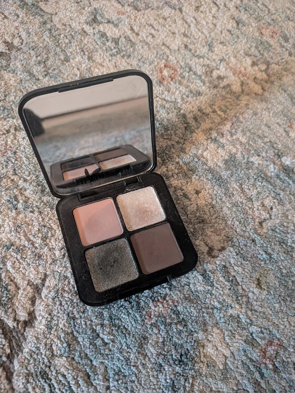 r.e.m. beauty Dangerous Woman Eyeshadow Quad